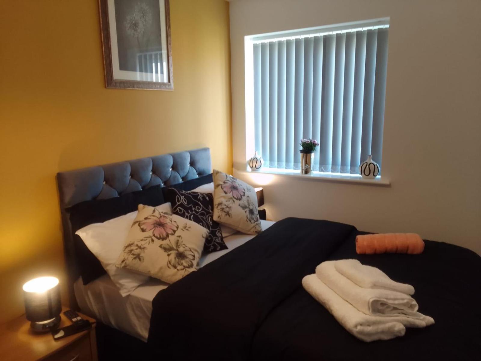 Ideal Home & Cottage Inviting 4 Bedroom Apartments Walsall Exterior photo